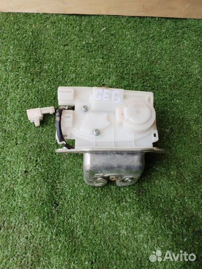 Замок двери багажника Honda Fit GE6