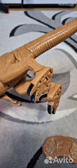 Динозавр на пульте управления