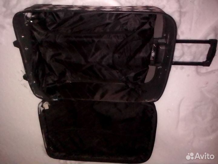 Чемодан на колесах сручкой