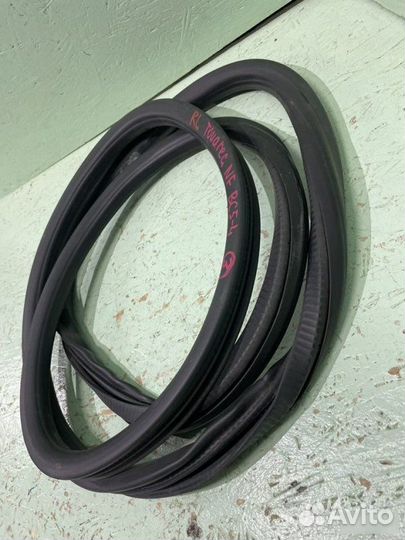 Уплотнитель двери задний левый Volkswagen Touareg