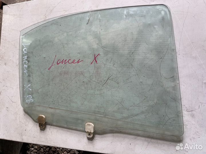 Заднее правое стекло lancer 10