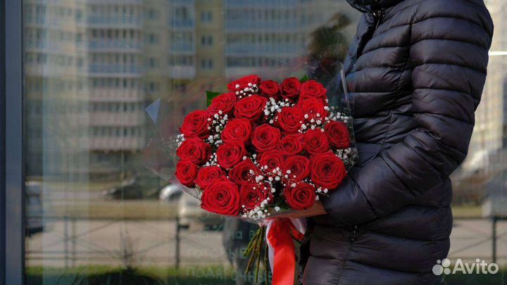 Розы с гипсофилой Букет из 25 роз Розы с доставкой