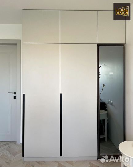 Современный распашной шкаф