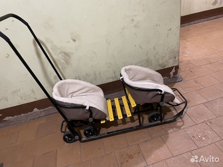 Санки для двойни, погодок