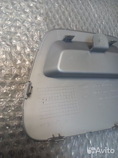 Заглушка буксировочного крюка передняя левая