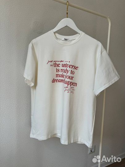 Белая футболка с красной надписью