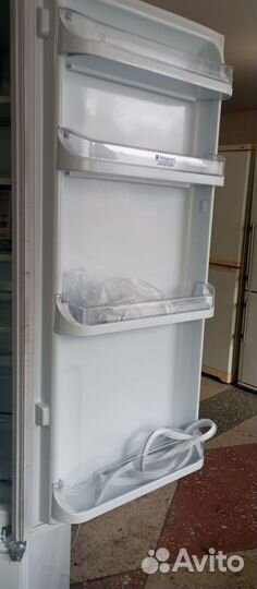Встраиваемый холодильник Hotpoint Ariston