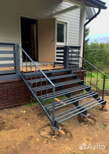 Лестница на металлокаркасе открытого типа
