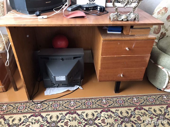 Стол с полками