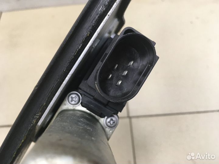 Стеклоподъемник электр. задний правый 1-серия E87