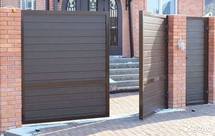 Распашные ворота со встроенной калиткой