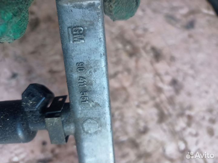 Рейка топливная (рампа) GM 90411551 для Opel Omega