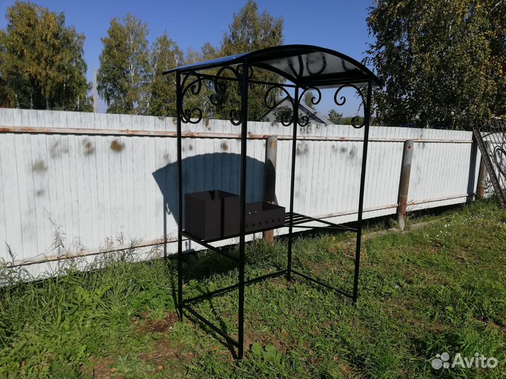 Мангальная зона под крышей