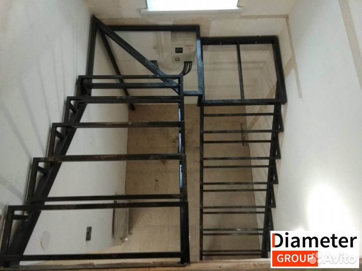 Солидная лестница с ограждением