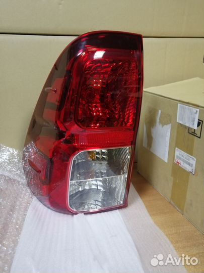 Фонарь задний Toyota Hilux 81550-0K260