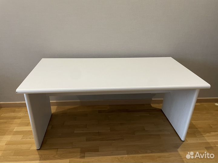 Стол письменный белый