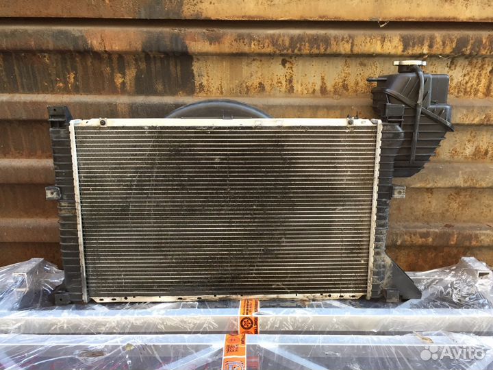 Радиатор охлаждения двигателя Mercedes Sprinter