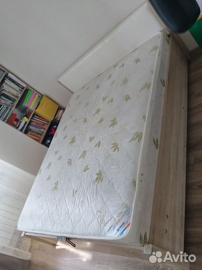 Кровать с матрасом