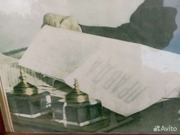 Ретро фотография Ленин читает Правду