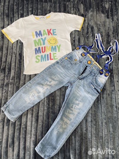 Футболка и джинсы на подтяжках