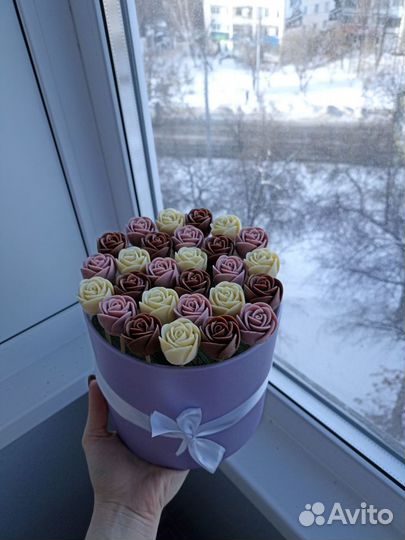 Букет из шоколадных роз на 8 марта девушке