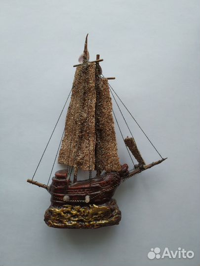 Кораблик парусник из ракушек
