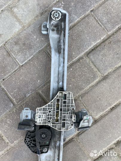 Задний правый стеклоподъемник Chevrolet Tahoe IV