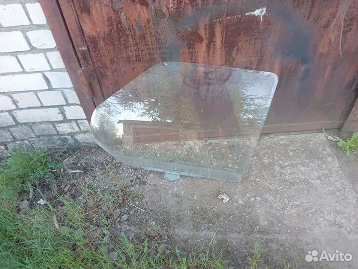 Стекло левой двери Transporter T4