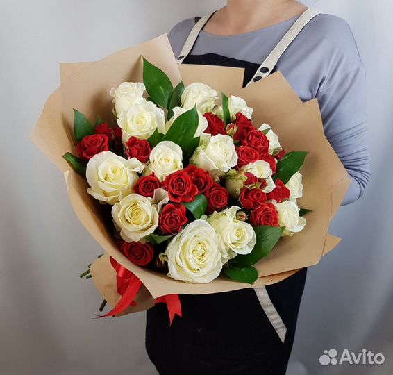 Букет с красной и белой розой