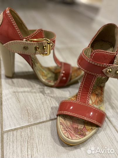 Босоножки,натуральный лак