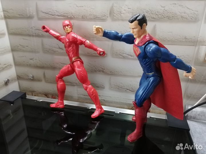 Фигурки Супермена и Флэша из Лиги Справедливости