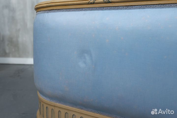 Старинная двуспальная кровать в стиле классицизм