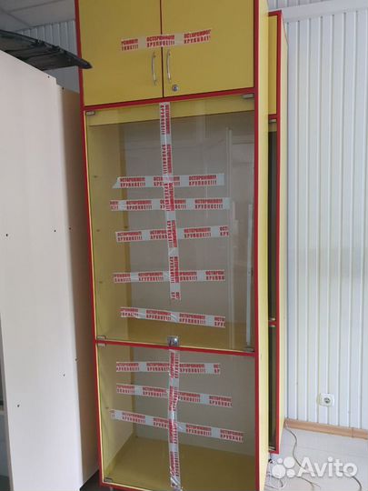 Витрина-шкаф стеклянный с подсветкой