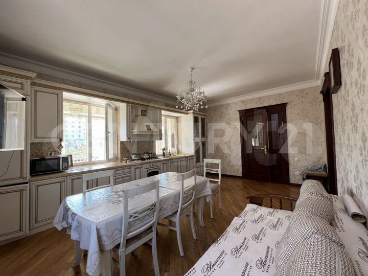Дом 220 м² на участке 5 сот.