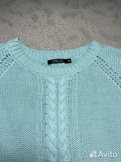 Вязаный свитер женский