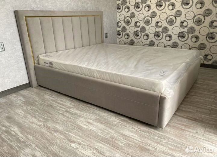 Кровать с мягким изголовьем