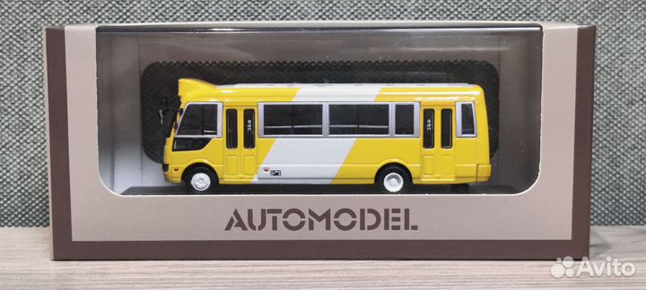 Автобус Toyota Coaster жёлто-белый микроавтобус