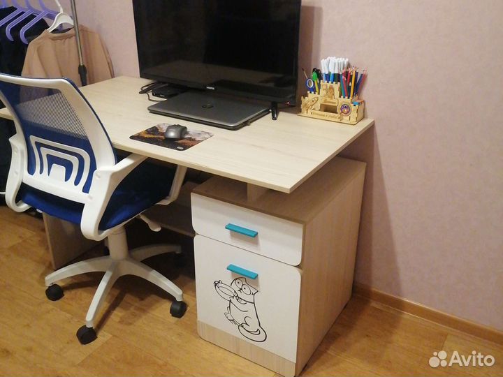 Детский письменный стол
