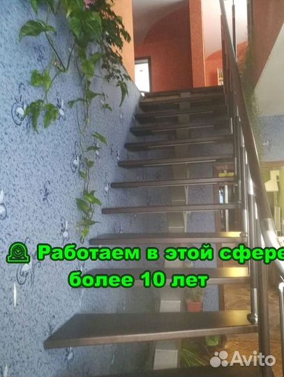 Лестница на металлокаркасе с поворотом