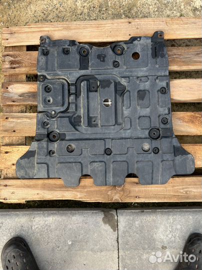 Пыльник двигателя Toyota LC200