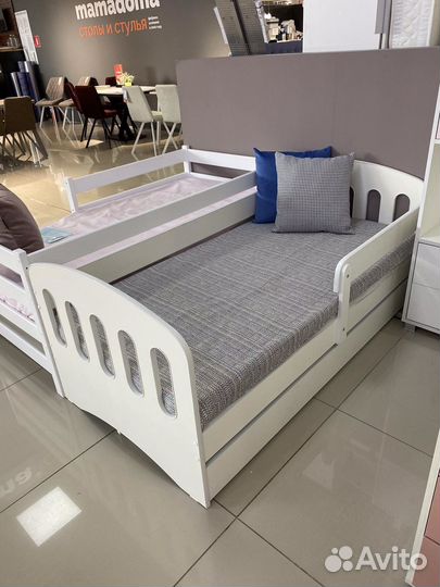 Детская кровать с бортиком и ящиком