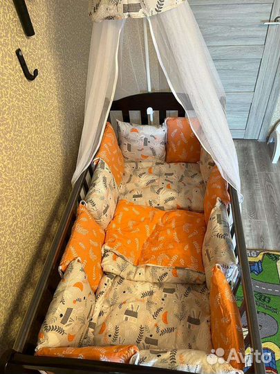 Детская кроватка с маятником и ящиком