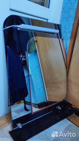 Зеркало в ванную с полочкой и светильником