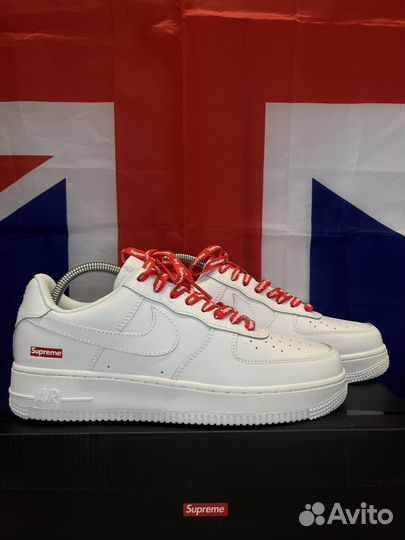 Кроссовки nike air force 1 supreme белые на руках