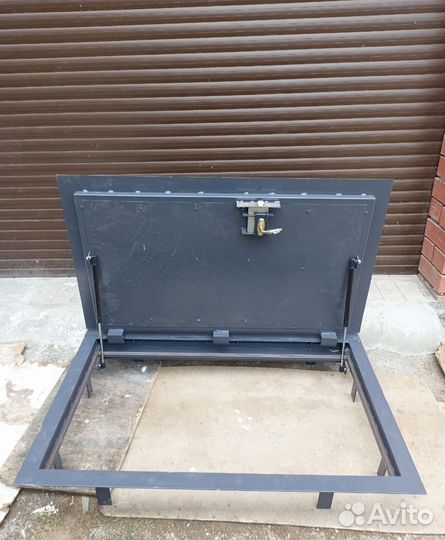 Напольный люк в подвал на амортизаторах 394*900