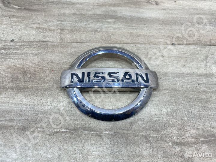 Эмблема задняя Nissan Qashqai J11