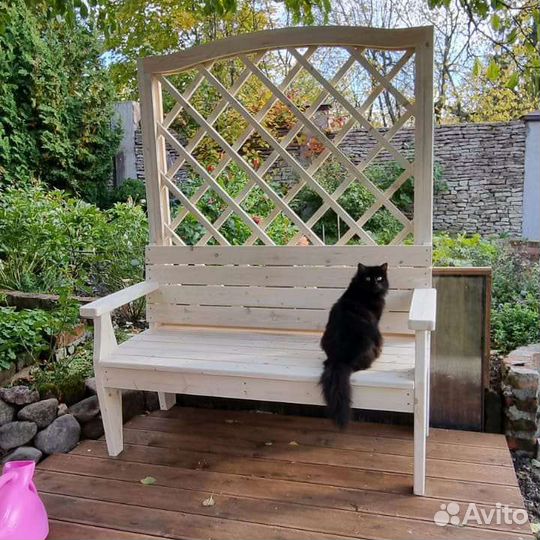Садовая скамейка со шпалерой