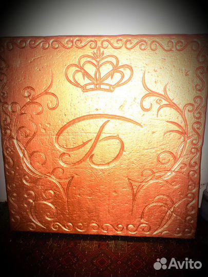 Барельеф с буквой Б