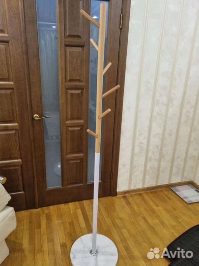 Напольная вешалка с мраморным основанием