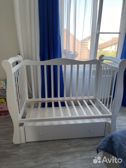 Детская кроватка с маятником белая